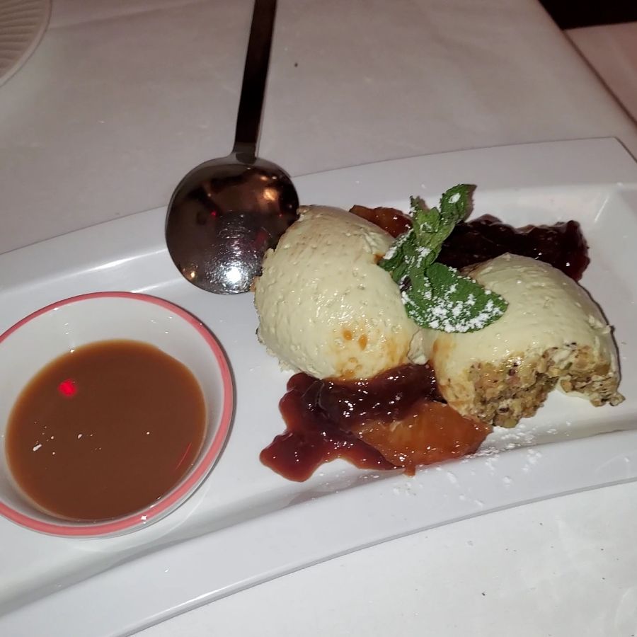 정갈하게 플레이팅된 메인 요리