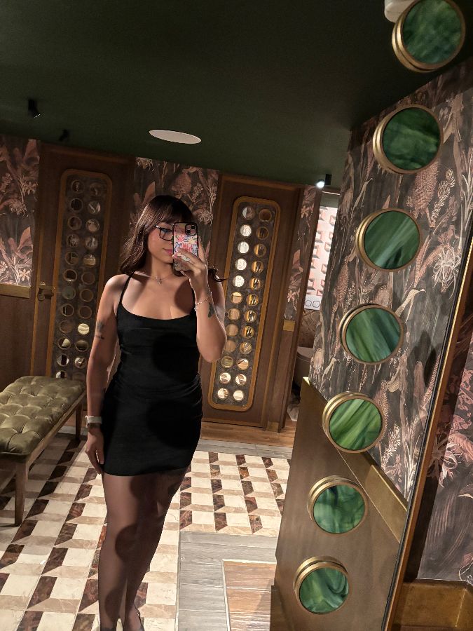 테이블 위 와인과 다이닝 도구