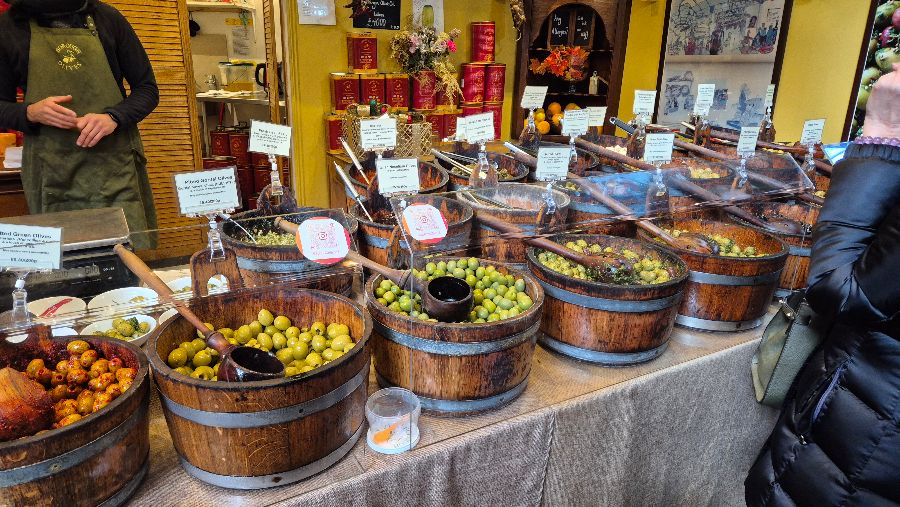 버로우마켓 거리에서 음식을 즐기는 사람들