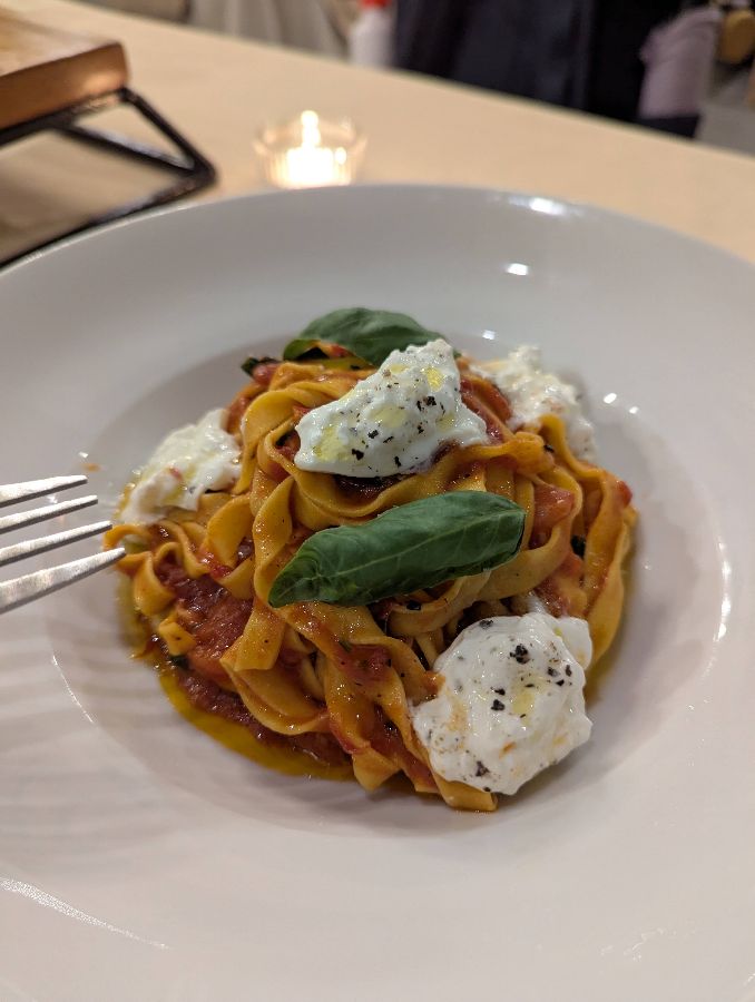 정갈한 빵과 시저 샐러드