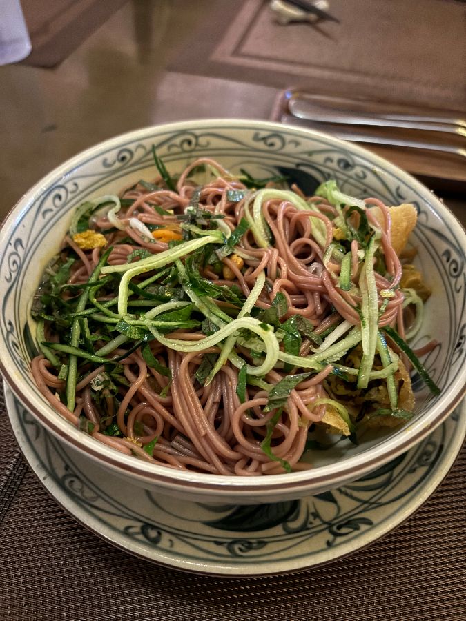 식당 내부의 아치형 구조와 테이블