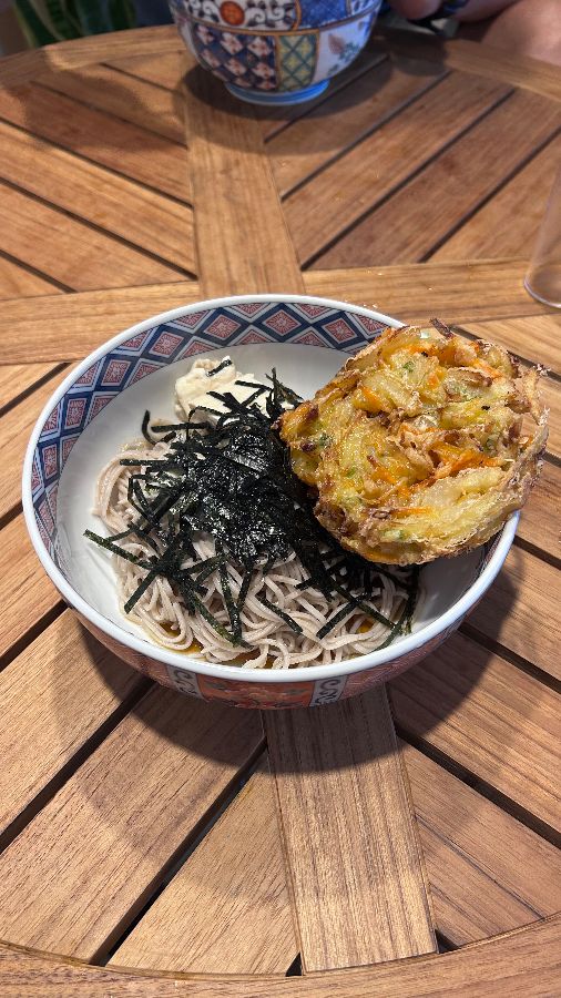 테이블 위에 놓인 소바