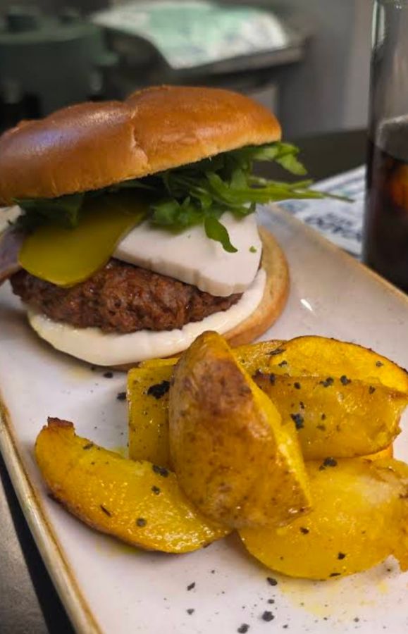 다양한 채소가 곁들어진 메인 요리