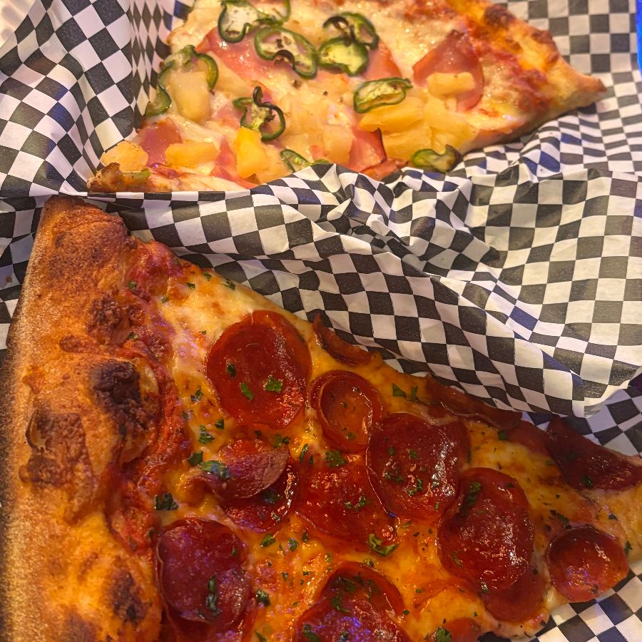 피자를 담은 은색 트레이