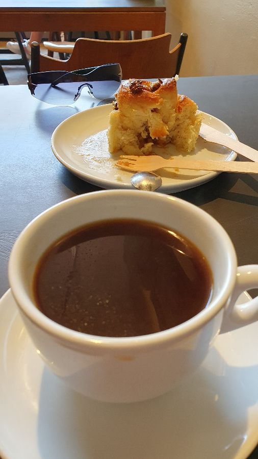 다양한 빵이 담긴 접시