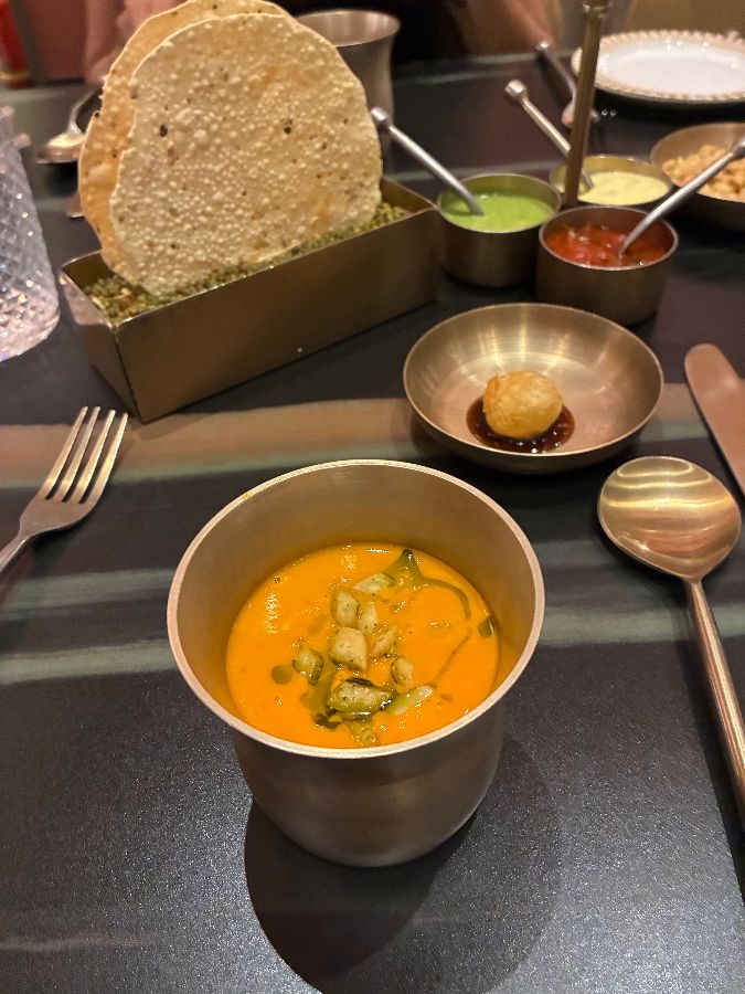 Nksha 레스토랑의 커리 요리