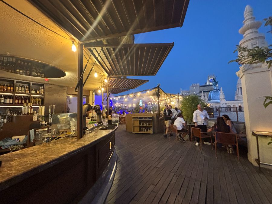 단체 테이블에서 즐거운 시간을 보내는 사람들