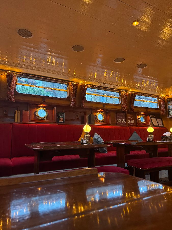 맛있는 음식과 함께 즐거운 시간을 보내는 사람들