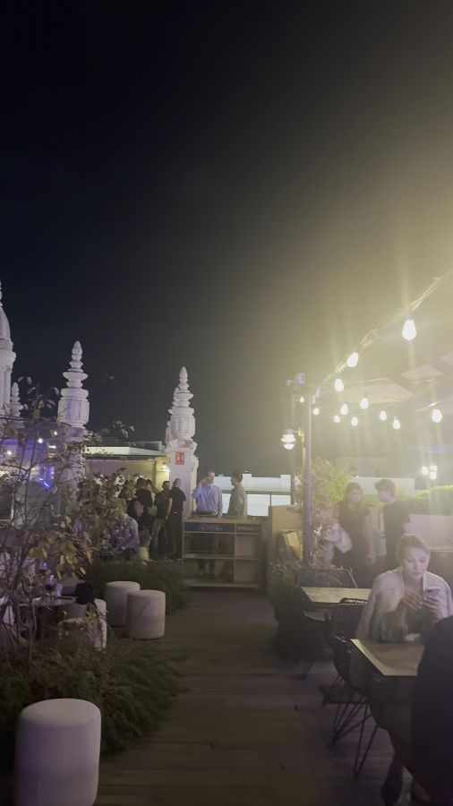 저녁 노을을 배경으로 한 루프탑 테라스