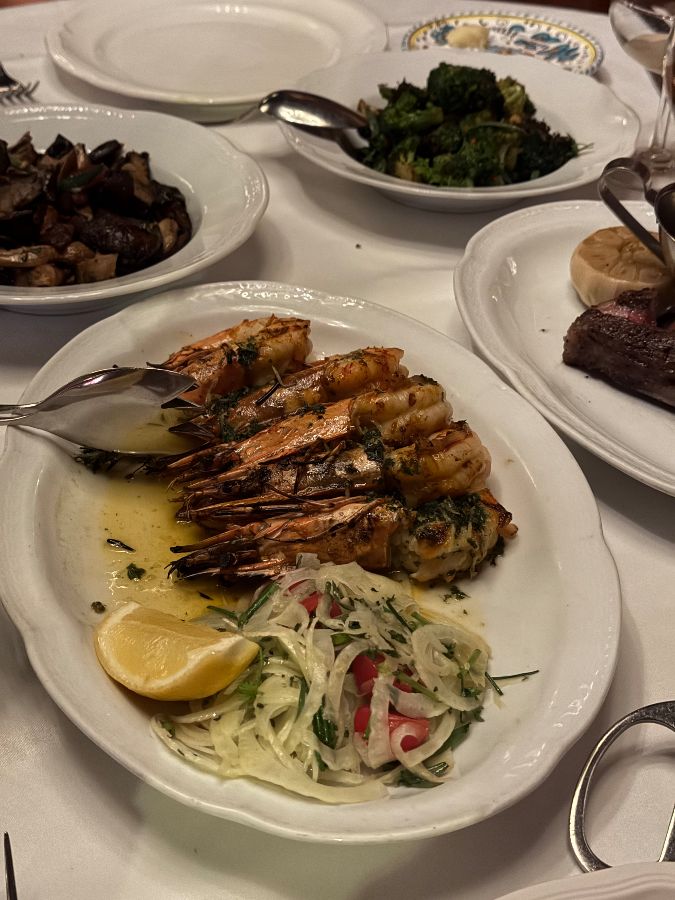 레스토랑 내부 테이블 세팅