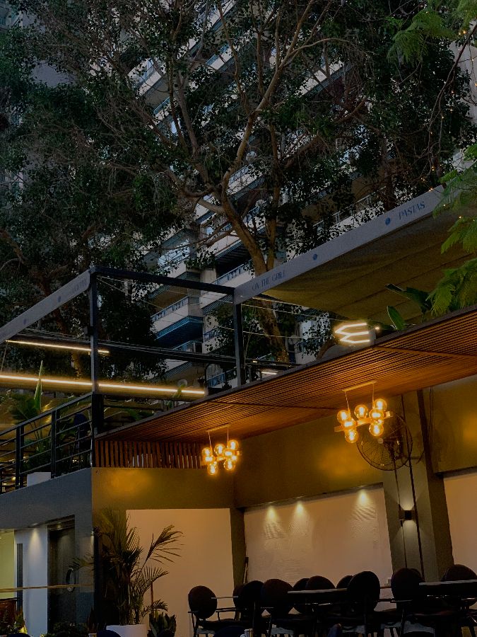 야외 테이블에서 식사하는 사람들