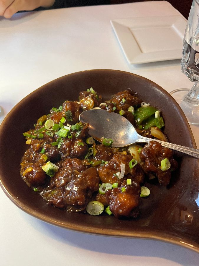 테이블 가득 차려진 음식