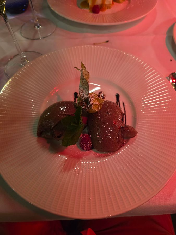 레스토랑 건물 전경과 주변 거리