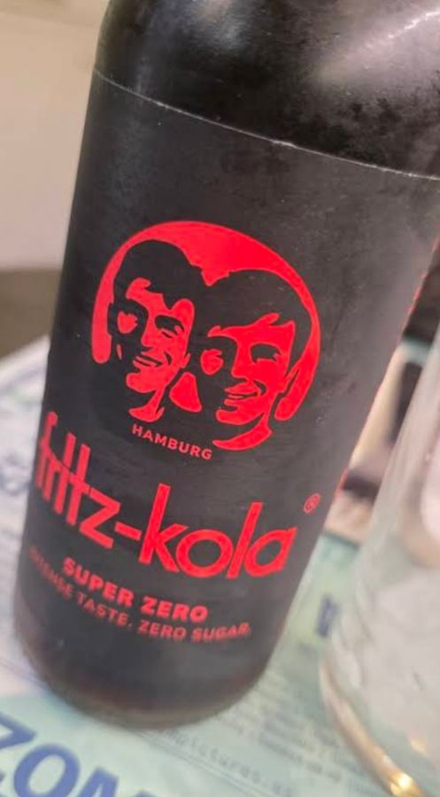 테이블 가득 차려진 음식