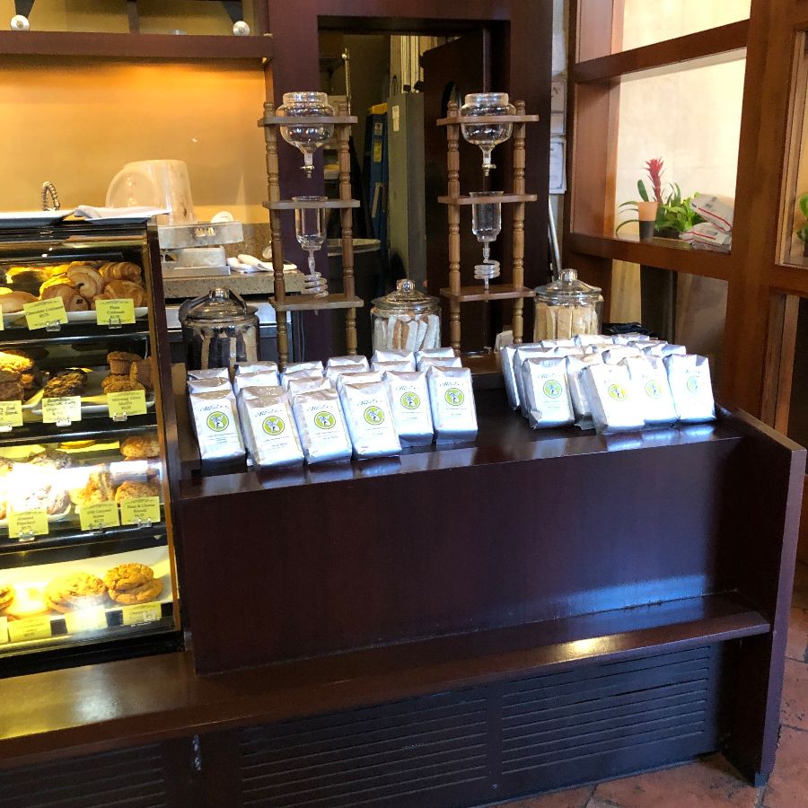 카운터에서 주문을 받는 직원