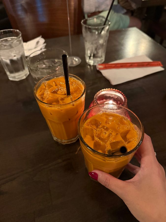 테이블 위에 놓인 맛있는 음식들