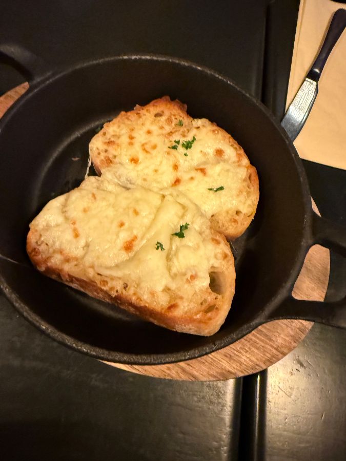 레스토랑 내부 테이블 세팅