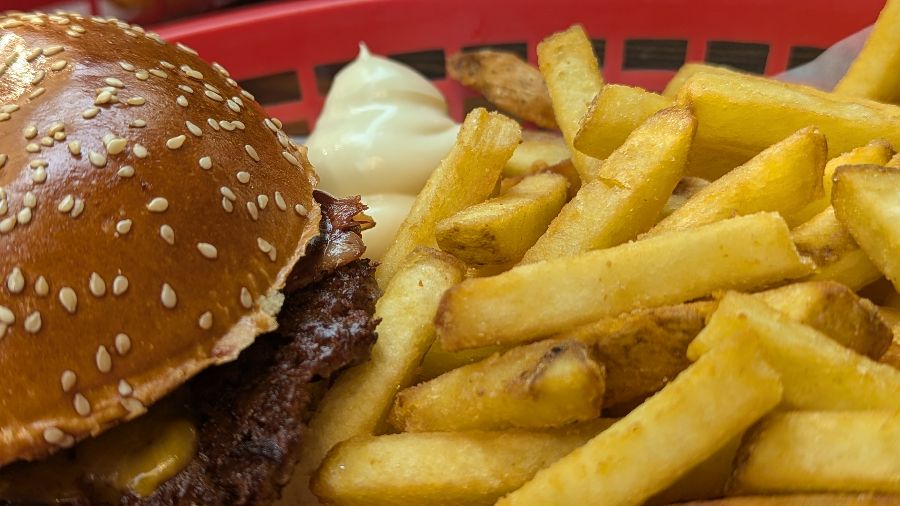 테이블 위에 놓인 버거