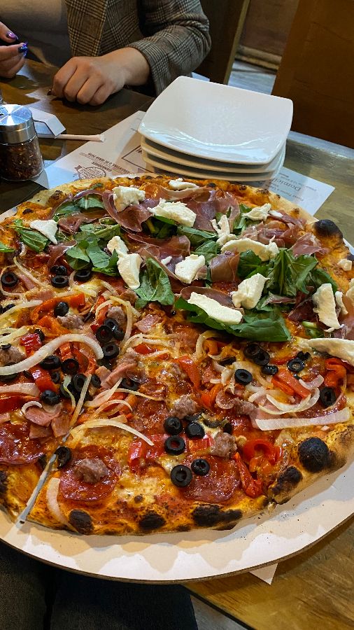 테이블에 놓인 피자