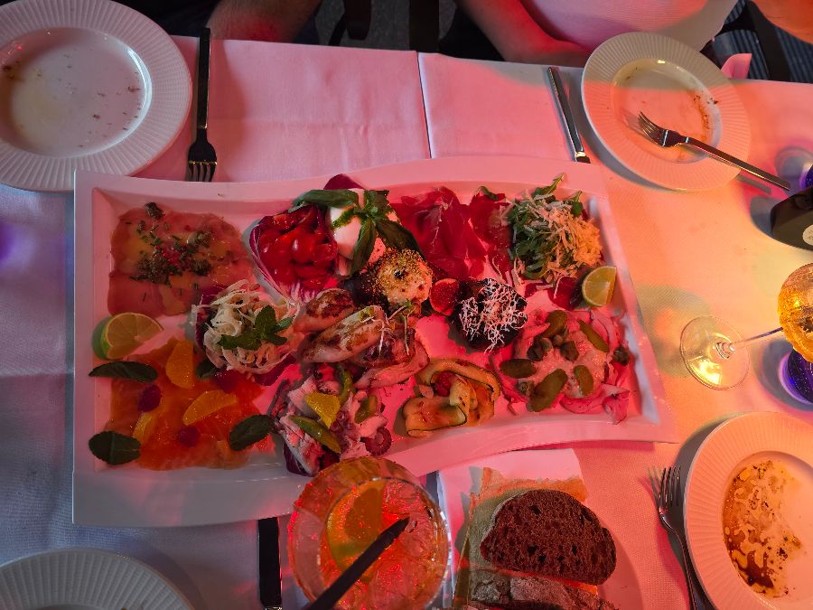 산뜻한 칵테일 한 잔