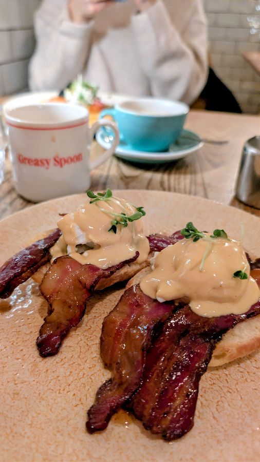 Greasy Spoon 앞 거리 풍경