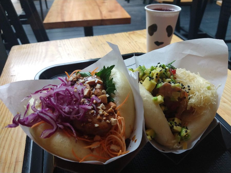 테이블 위에 놓인 메뉴