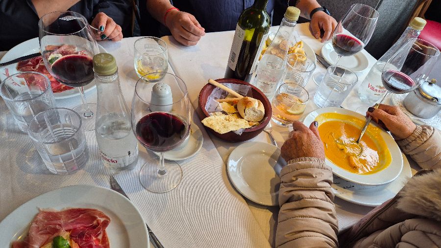 테이블 위 와인과 음식, 행복한 식사 시간