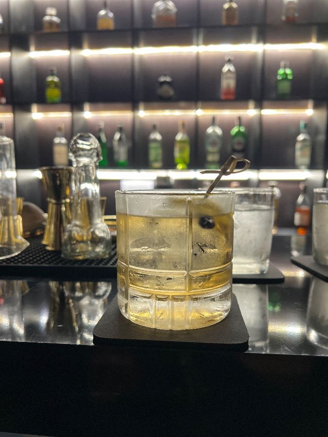 다양한 종류의 술이 진열된 모습