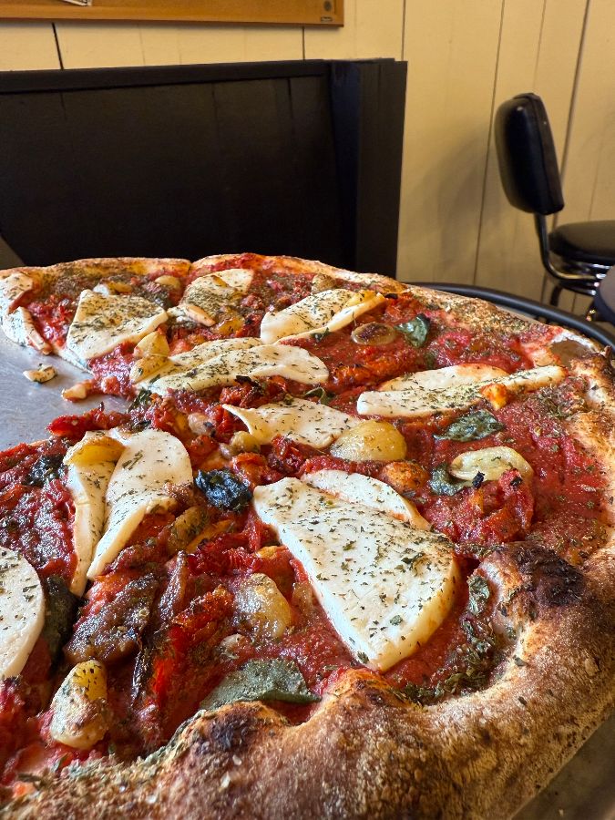 테이블 위의 피자 조각