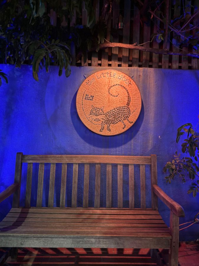 The Little Door 내부 장식