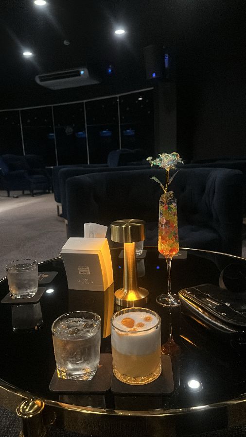 테이블 위에 놓인 칵테일 잔