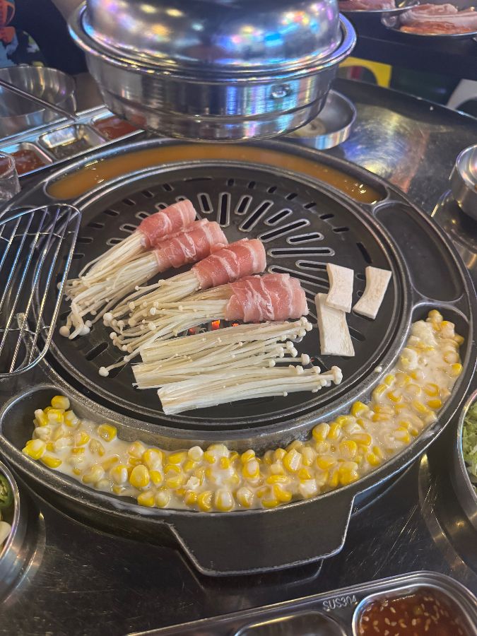 김치와 함께 구워 먹는 돼지고기