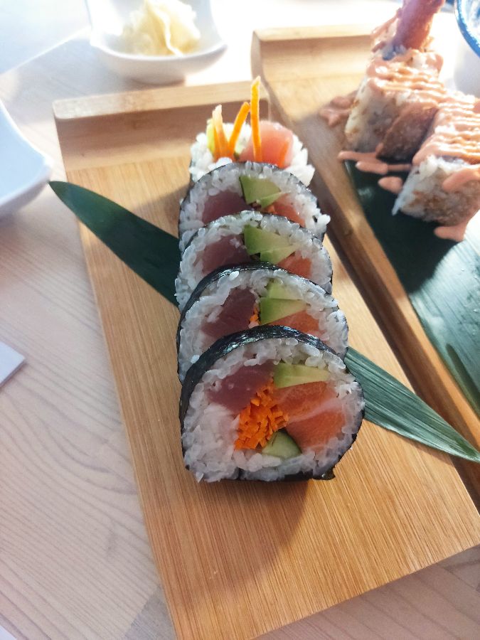 스시와 함께 즐기는 와인 한 잔