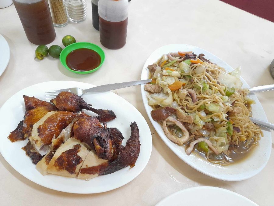 식사를 즐기는 손님들의 모습