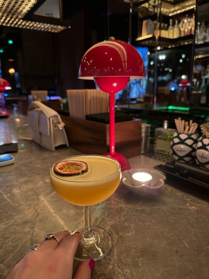 알마의 바에서 즐기는 칵테일 한 잔