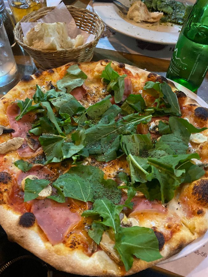 레스토랑 내부 테이블