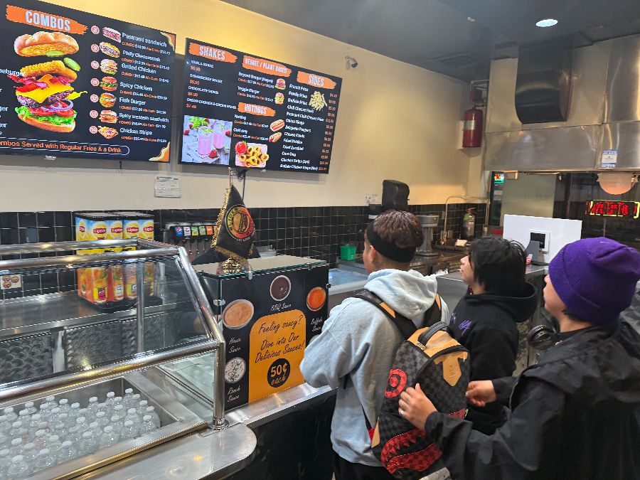 파스트라미 핫도그와 감자튀김