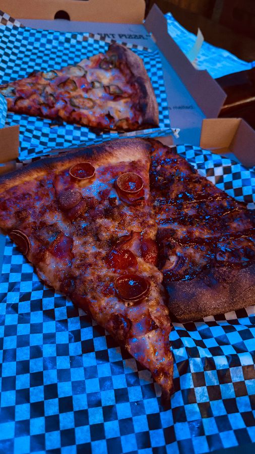 피자를 들고 있는 손