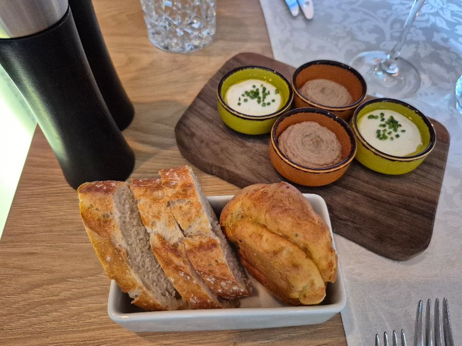 식전빵과 딥핑 소스