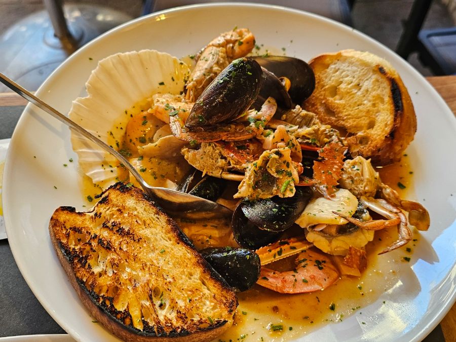 해산물이 가득 담긴 접시