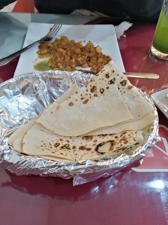 담백한 피타빵과 차나 마살라