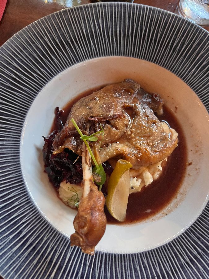 먹음직스러운 오리 콩피