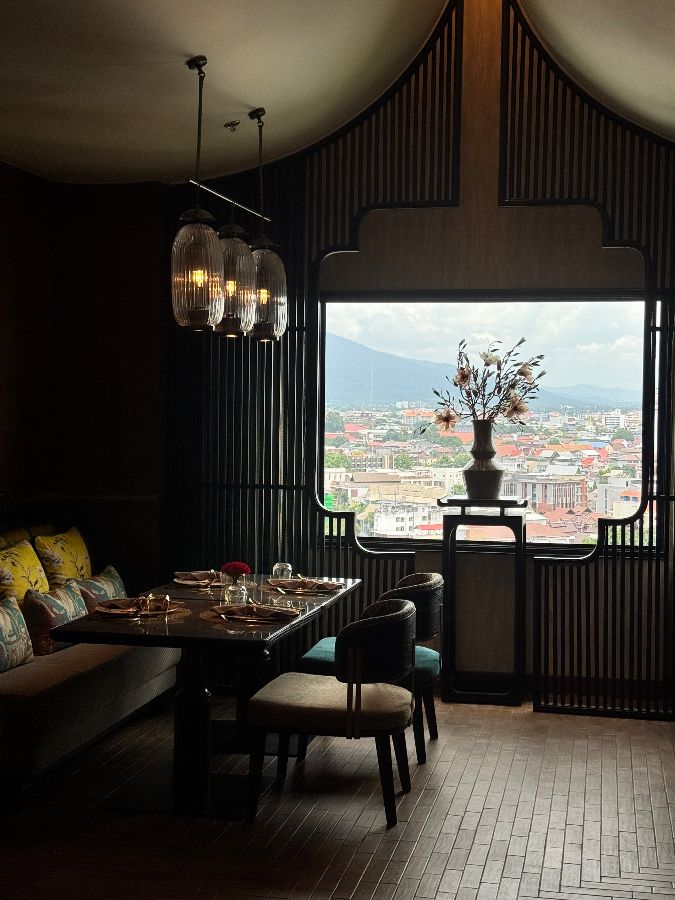 통유리창 너머로 보이는 치앙마이 시내 전경