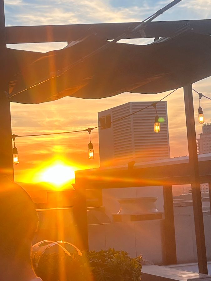 석양을 배경으로 한 루프탑 바