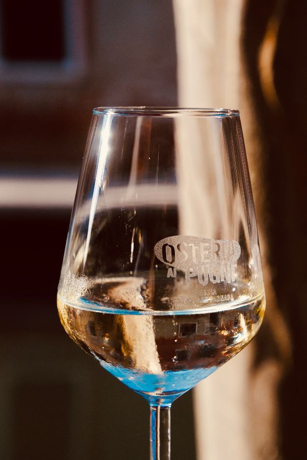 오스테리아 아이 푸니의 와인 잔