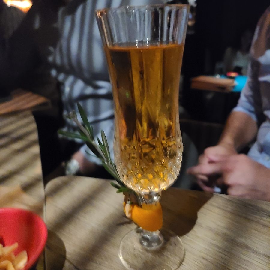 정성스럽게 장식된 칵테일