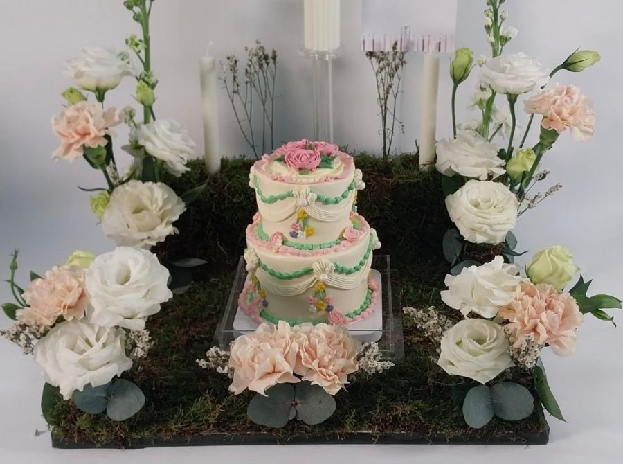 꽃으로 장식된 2단 케이크