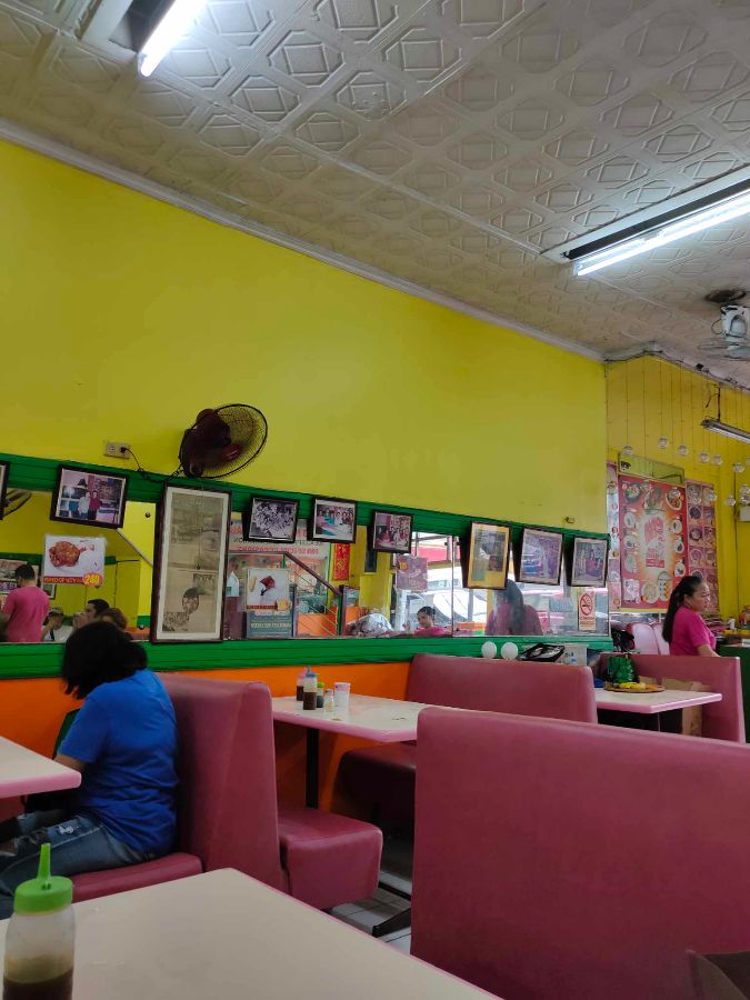 넓고 편안한 식당 내부