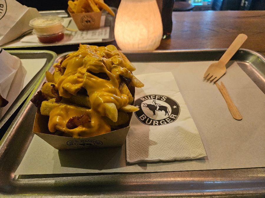 쟁반 위에 놓인 버거와 튀김