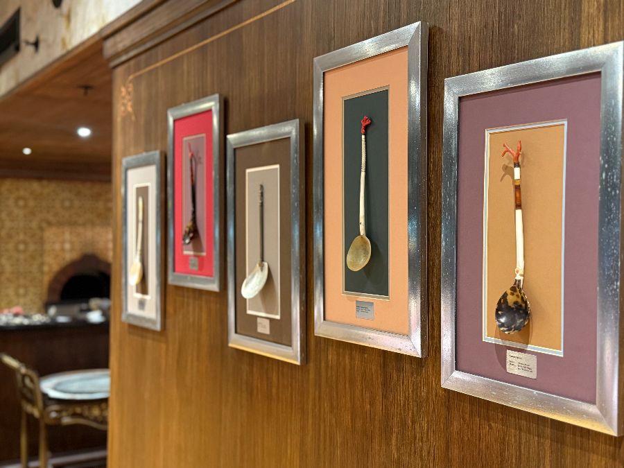 벽에 걸린 앤티크 숟가락 컬렉션